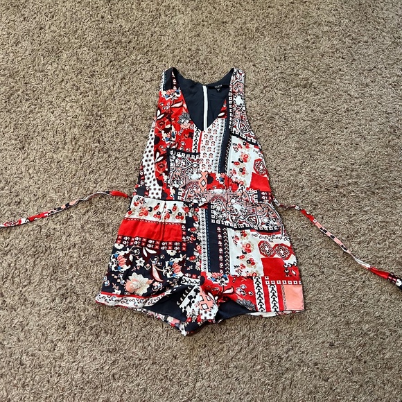 Guess Belle V-Neck Romper - Picture 3 of 7